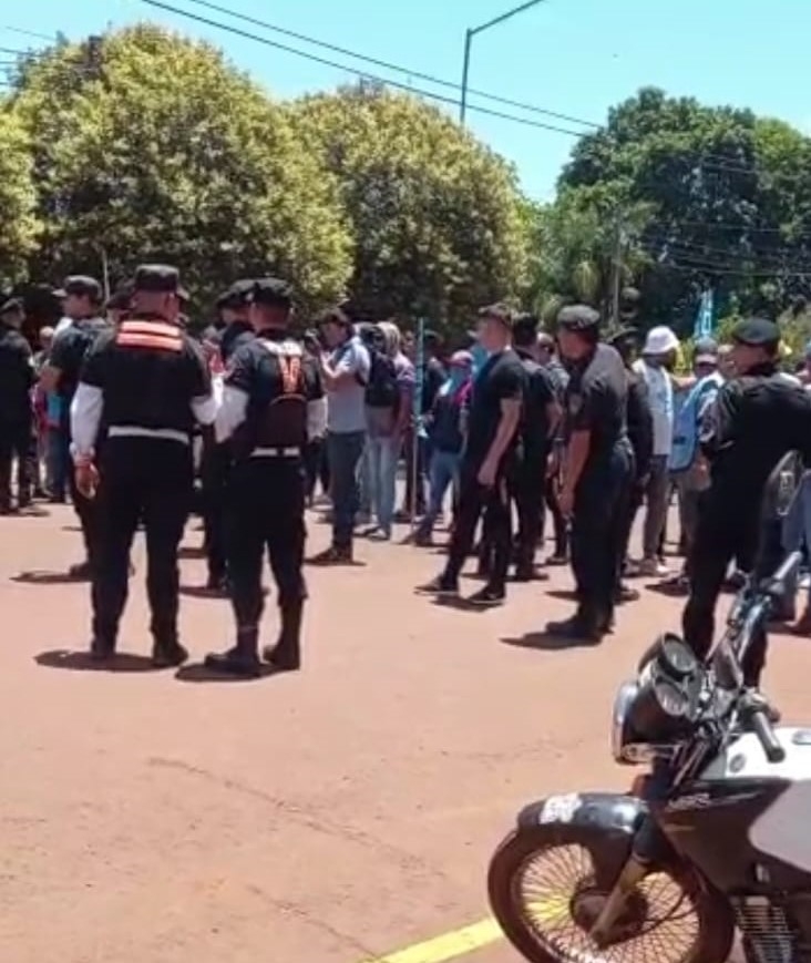 MISIONES – Garuhapé: El MTR cortó el tránsito y tenía intenciones de tomar la sede municipal pero fueron corridos a los palos por los propios vecinos