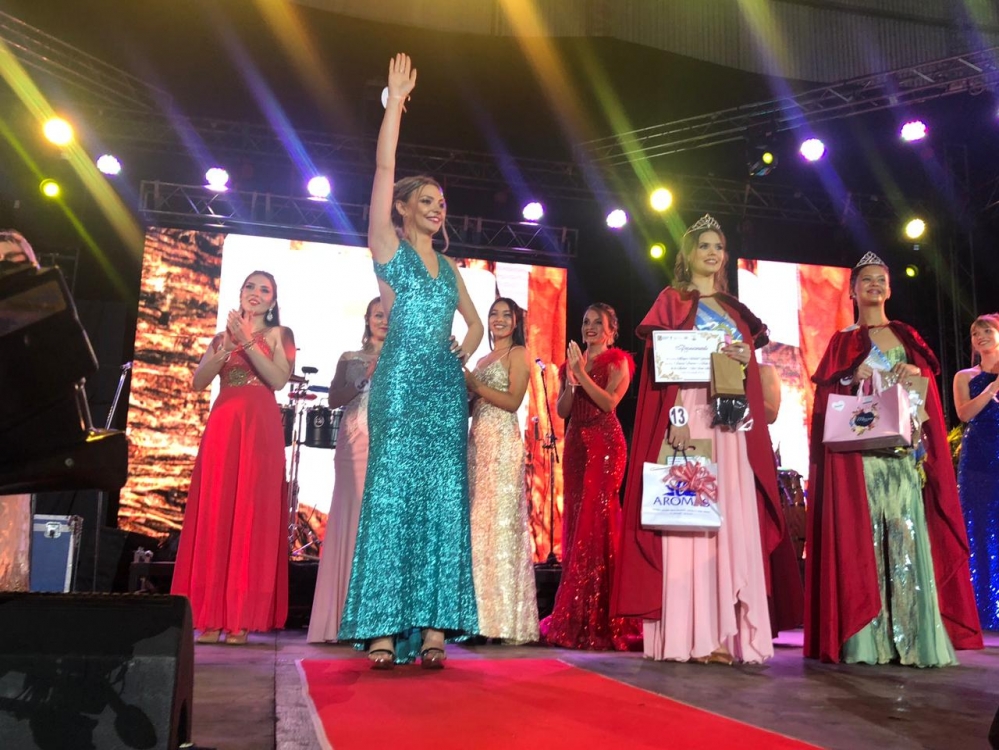 Marian Celene Zapaya es la nueva Reina de la Fiesta Nacional de la Madera y Los Palmeras hicieron vibrar a la gente