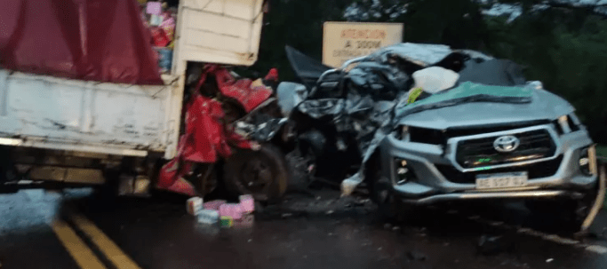 MISIONES – Campo Grande: 2 fallecidos y 1 herido en fuerte colisión entre un camión y una camioneta