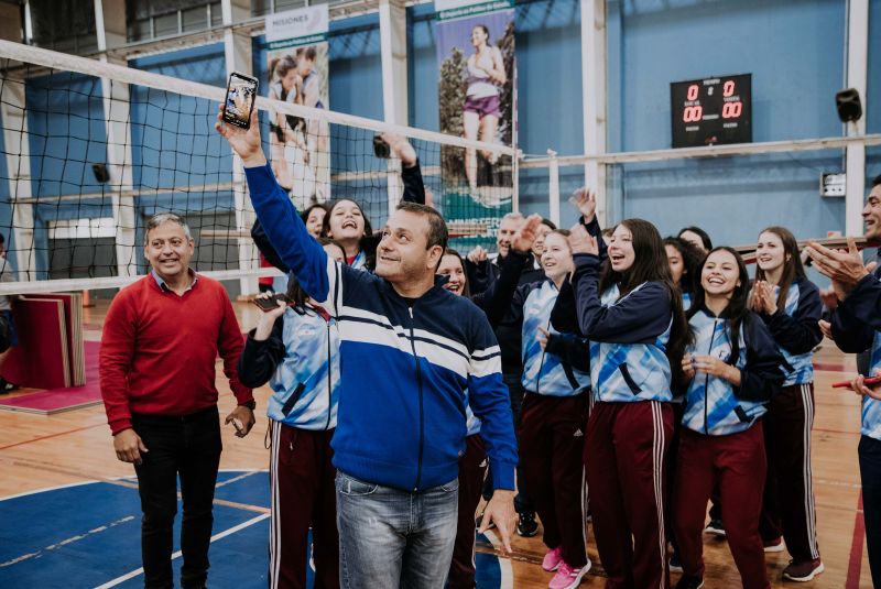 Deportistas que representan a Misiones en el Mundial Escolar de Voley, recibieron indumentaria completa