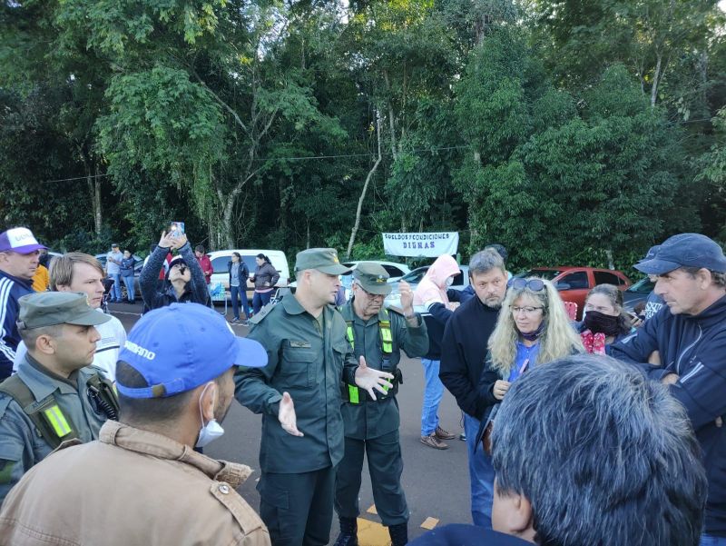 Por orden judicial, GN exigió a piqueteros docentes que liberaran el paso a Cataratas