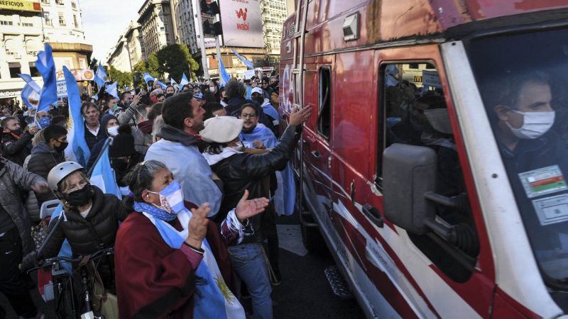 Protesta anticuarentena en distintos puntos del país - Ataque y censura a C5N