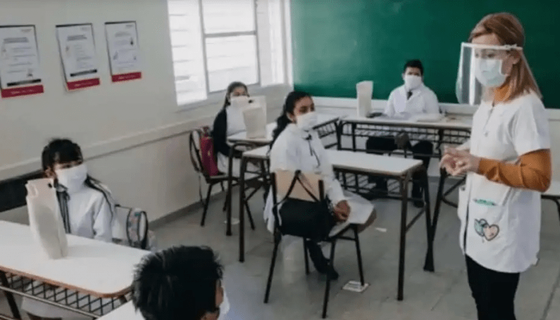 Misiones: Escolares que tienen problemas con el barbijo, se lo pueden quitar 15’ con distancia física