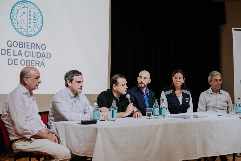 Herrera Ahuad junto a autoridades de Aduana recorrió Oberá y P. Iguazú – También hizo entrega en Panambi de máquina vial
