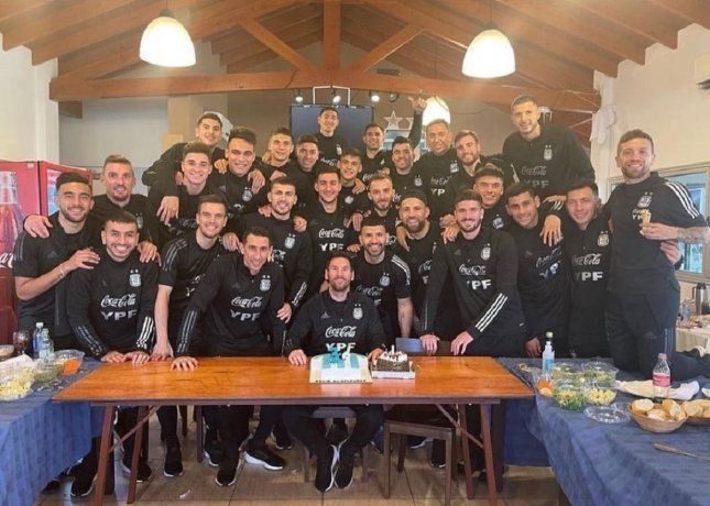 FÚTBOL - Messi cumplió años: Festejo con sus compañeros en le concentración de la Selección – VIDEO