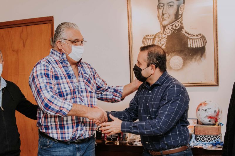 Herrera Ahuad entregó subsidio a la Federación de Vóley de Misiones