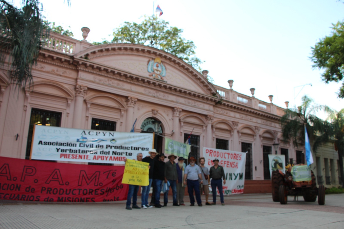 Misiones: El tractor en la Plaza 9 de Julio de Posadas, símbolo en defensa del INYM – La modalidad podría llegar a Buenos Aires