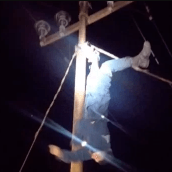 CHUBUT - Ladrón robaba cables de un poste de alta tensión, se electrocutó y quedó colgado del poste