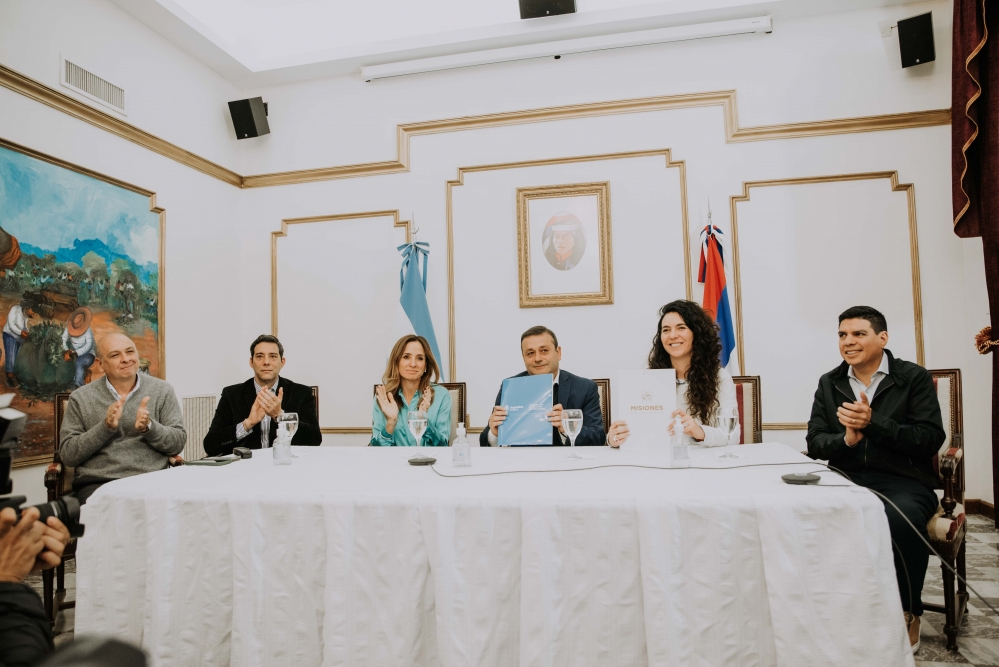Herrera Ahuad y la ministra nacional de Desarrollo Social, Tolosa Paz, firmaron convenios y avanzaron en políticas sociales y productivas