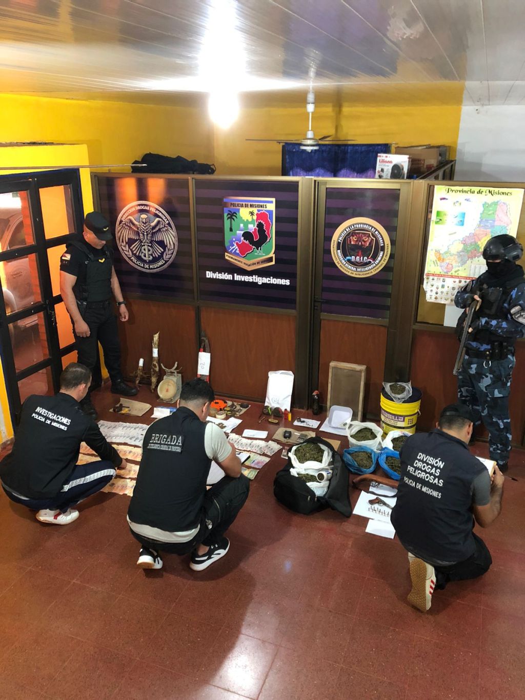 MISIONES – San Vicente: La Policía irrumpió en un bunker de droga, incautó marihuana, armas y detuvo a un narco