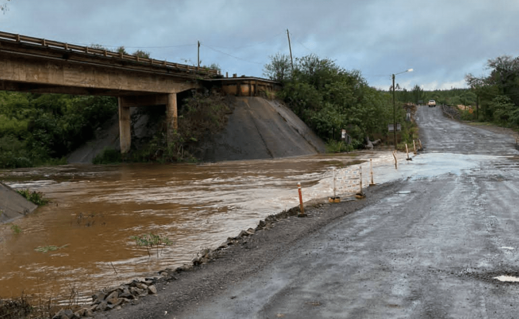 Misiones: Por seguridad, cortaron el tránsito en el puente provisorio sobre el Tabay en RP7