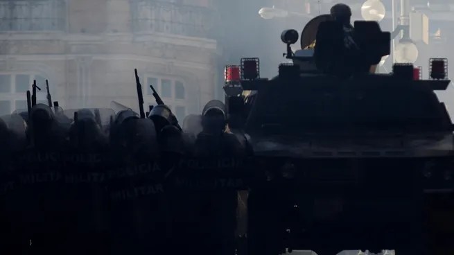 BOLIVIA – Tras denunciar un intento de golpe de Estado, el presidente Arce destituyó a la cúpula militar