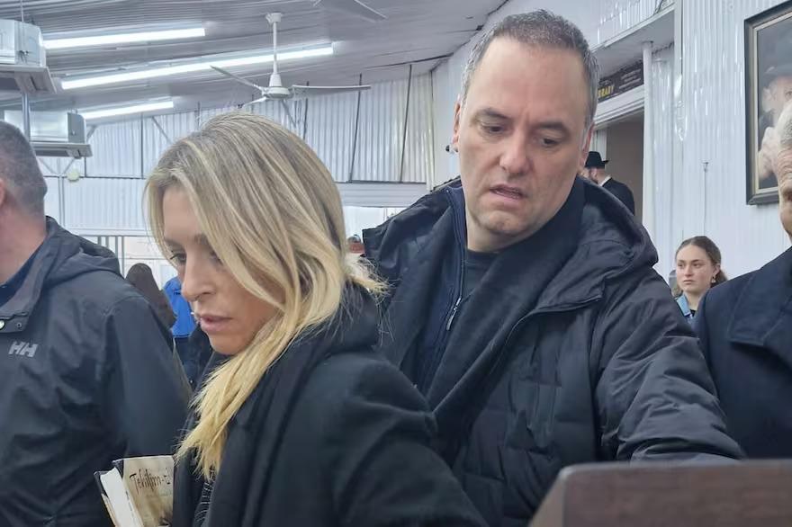 Polémica por el viaje de Adorni: su esposa voló en el avión presidencial a EEUU y reflotan un duro tuit suyo contra las comitivas