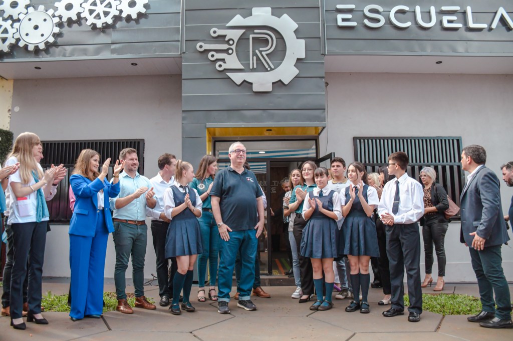 San Vicente: Se inauguró la Escuela de Robótica e Inglés, pública de gestión privada de Misiones