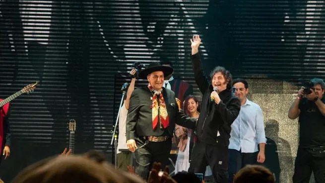 El Chaqueño Palavecino fue expulsado de la "Asociación Federal de Raíces Criollas" tras compartir escenario con Javier Milei