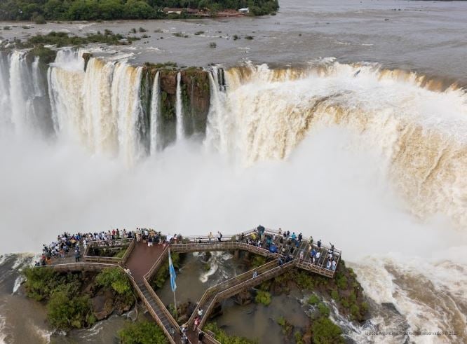 Con firmas de Adorni y Caputo, el gobierno de Milei recortó fondos para la conservación de Cataratas y otros Parques Nacionales