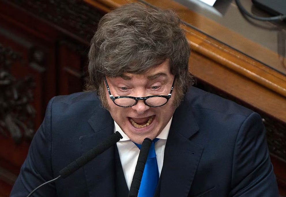 Imagen de Milei en su piso histórico: salarios bajos, falta de trabajo y corrupción, principales preocupaciones de la gente