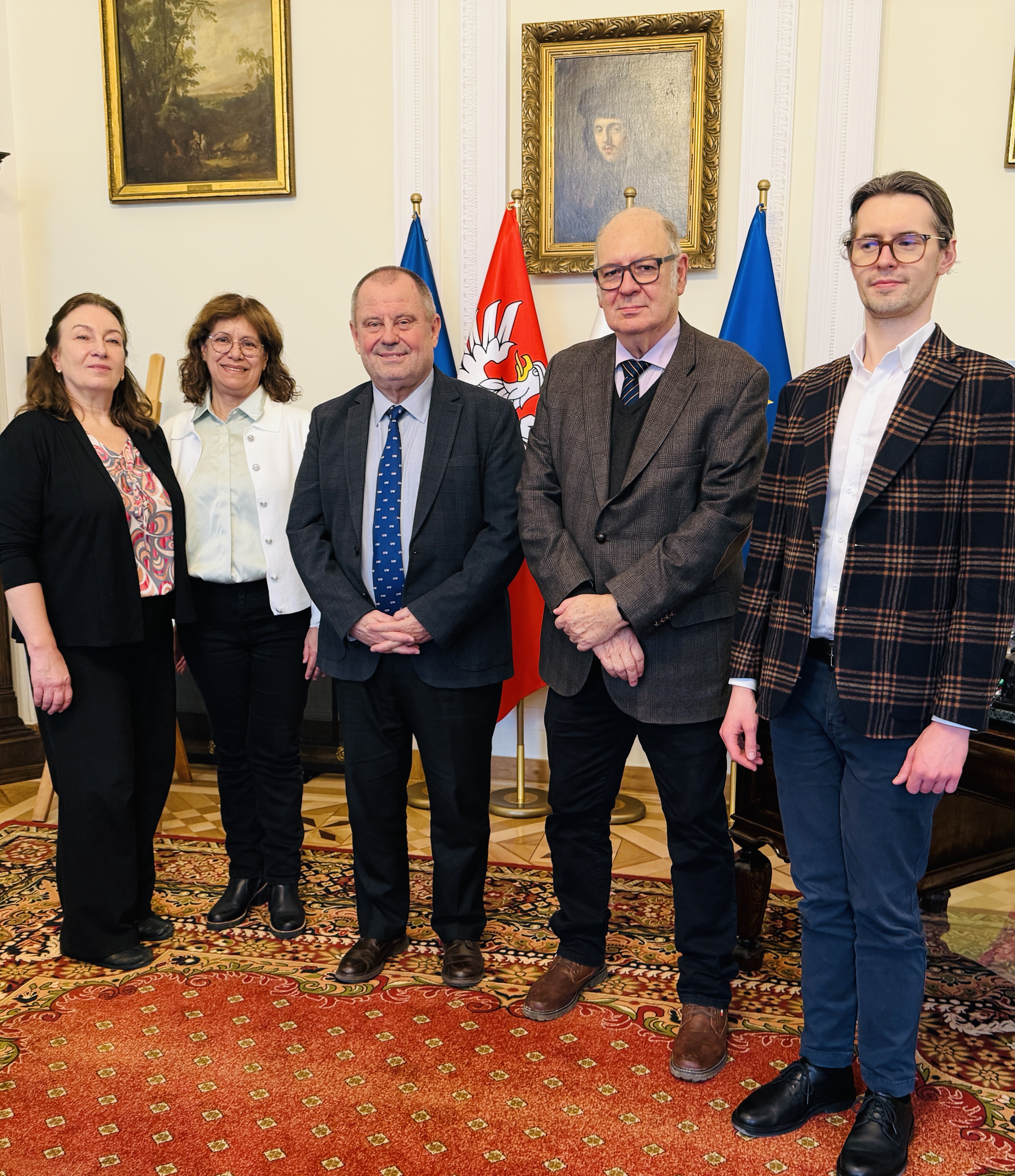 En Wanda, junto a funcionarios del Gobierno de Polonia, se presentó la Misión Cultural e institucional a este país