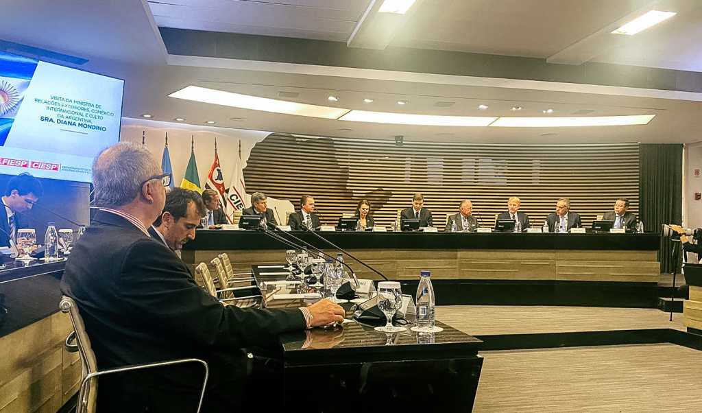 Sao Paulo: Ante la Federación de Industrias más grande de Brasil, Passalacqua expuso sobre el potencial de Misiones