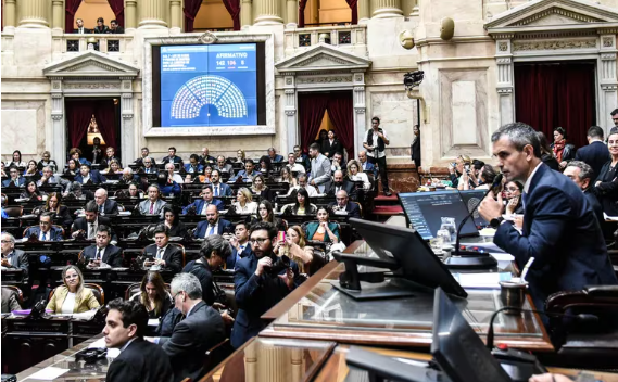 Ley Bases: El gobierno no podría insistir con las privatizaciones de Aerolíneas, Correo y RTA en Diputados