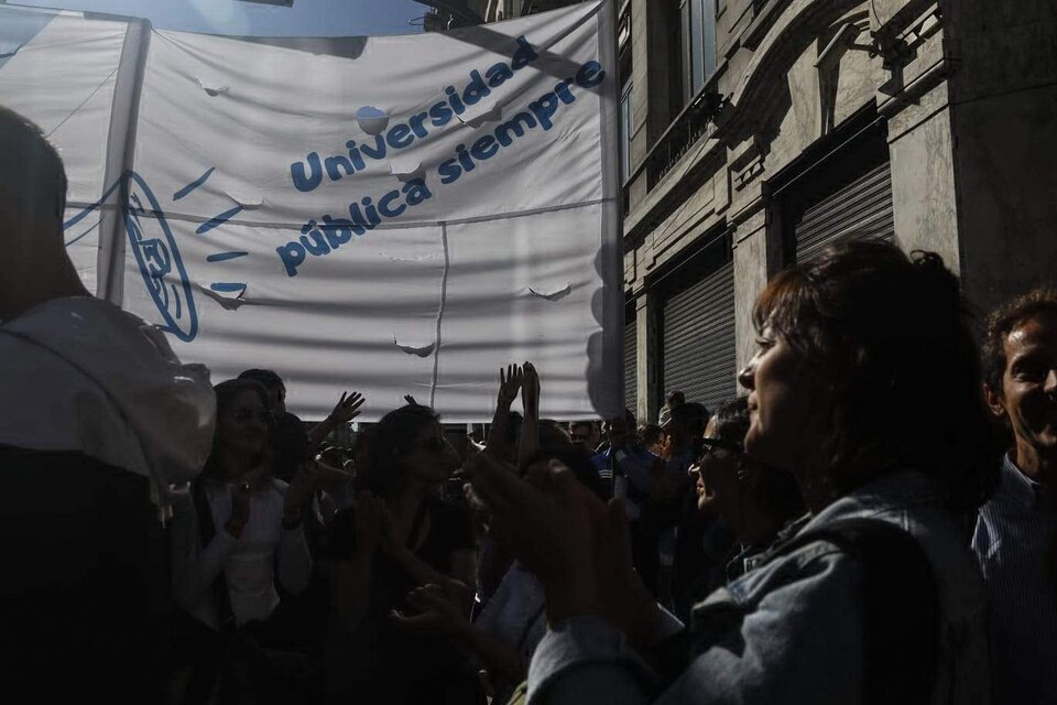 Argentina: Multitudinaria movilización universitaria en defensa de la educación pública – fotos y video