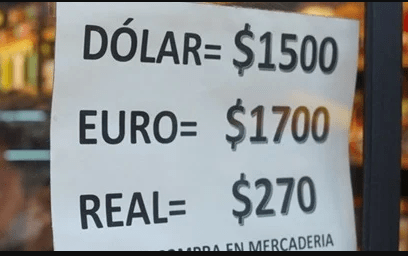 Hacia la dolarización de la economía argentina: Los comercios ya pueden exhibir precios en dólares