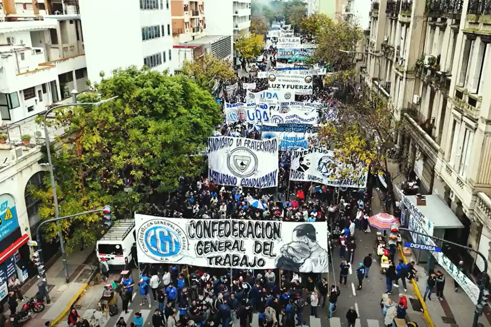 “Día del Trabajo”: Multitudinaria marcha de la CGT en contra del ajuste de Milei – Ratifican el paro general del 9 de mayo