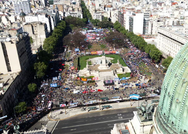 Masiva marcha de estudiantes y docentes: reclamaron fondos para las universidades públicas