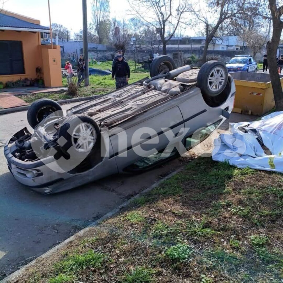 Laboulaye. Violento choque terminó con un automóvil volcado
