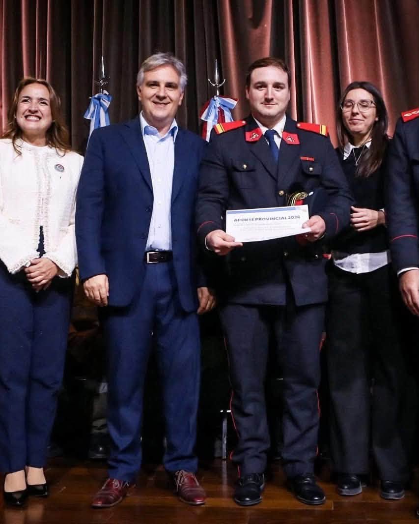 BOMBEROS DE BUCHARDO RECIBEN APORTES