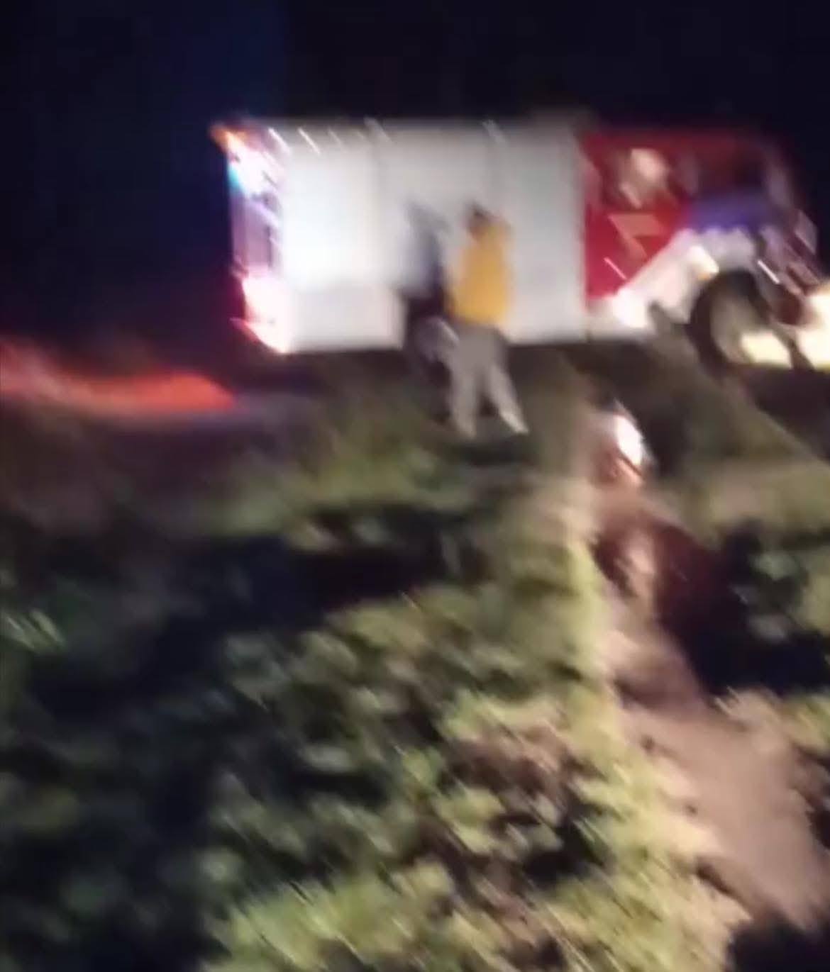 RESCATAN UN MÓVIL DE BOMBEROS DE HUINCA QUE OPERABA EN UN INCENDIO CERCA DE VILLA HUIDOBRO