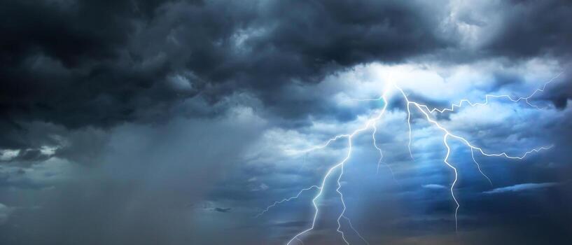 JUEVES CON ALERTA METEOROLÓGICA POR TORMENTAS: PREVÉN LLUVIAS ABUNDANTES Y RÁFAGAS DE HASTA 90 KM/H