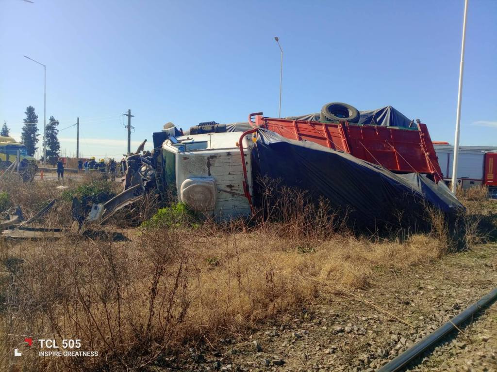 Siete heridos al chocar dos camiones y una ambulancia en el paso a nivel de Mackenna sobre ruta 35