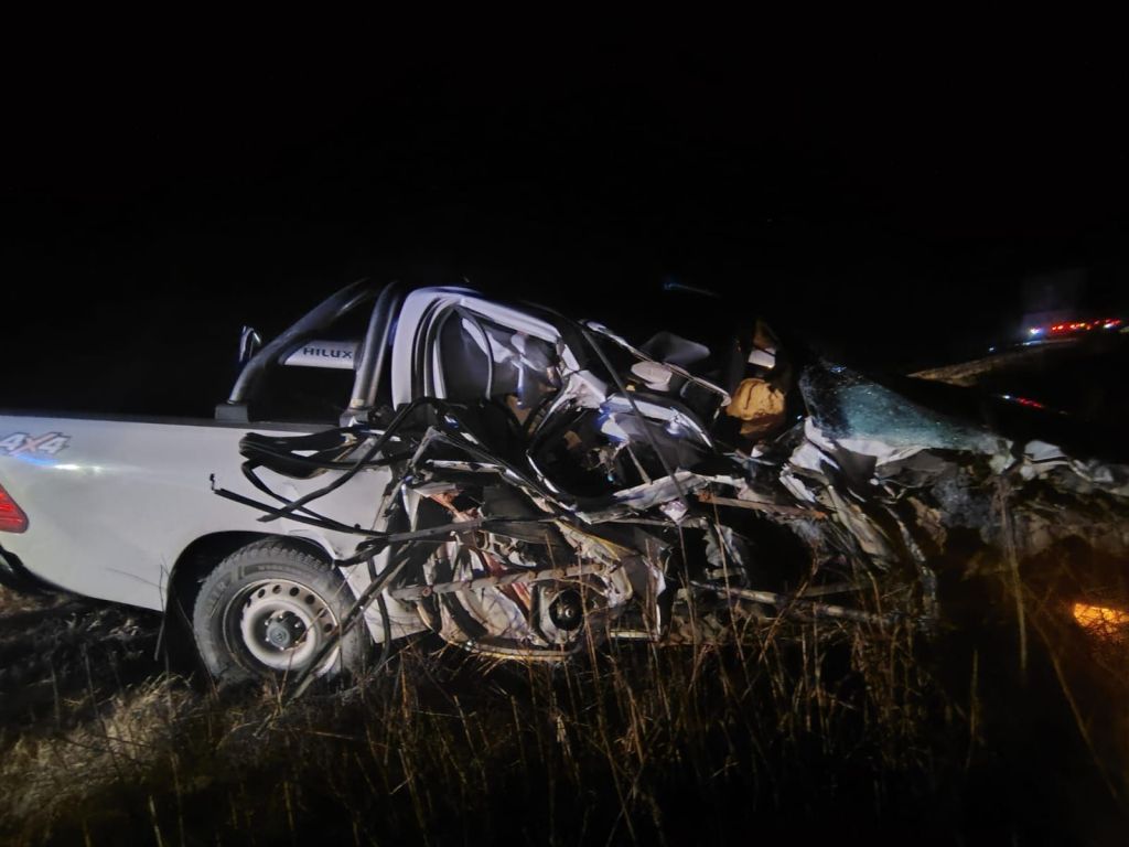 Colisión entre una camioneta y un camión