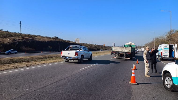 Vuelco fatal en la autopista Córdoba-Carlos Paz: murió una niña de 11 años