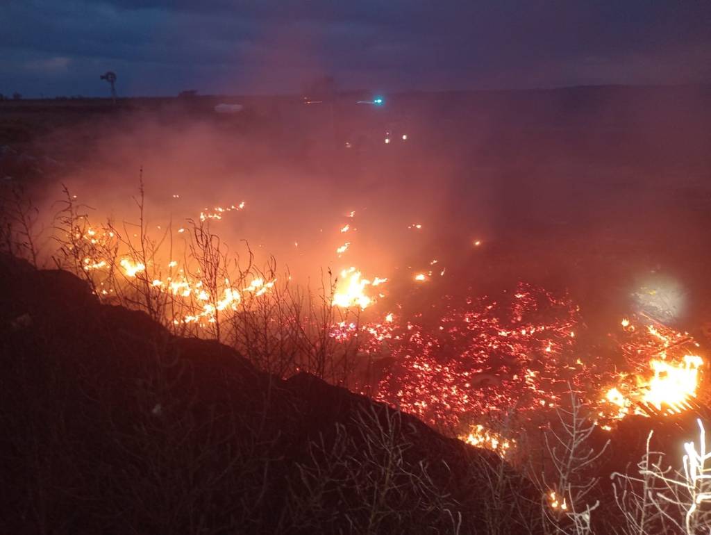 Bomberos Voluntarios Huinca Renancó acudió a Pincén ante un incendio en el basural