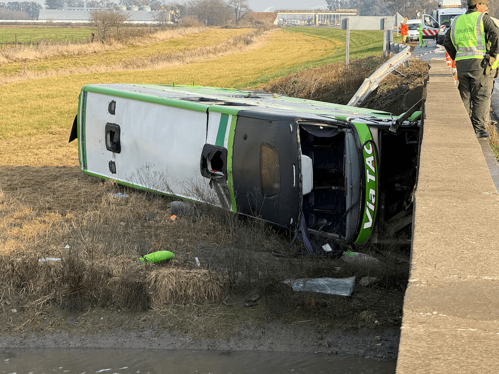 GRAVE ACCIDENTE EN RUTA NACIONAL 7: UN MICRO CAYÓ DE UN PUENTE