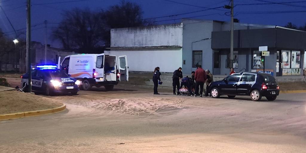 Mujer hospitalizada tras ser atropellada por un auto en Huinca
