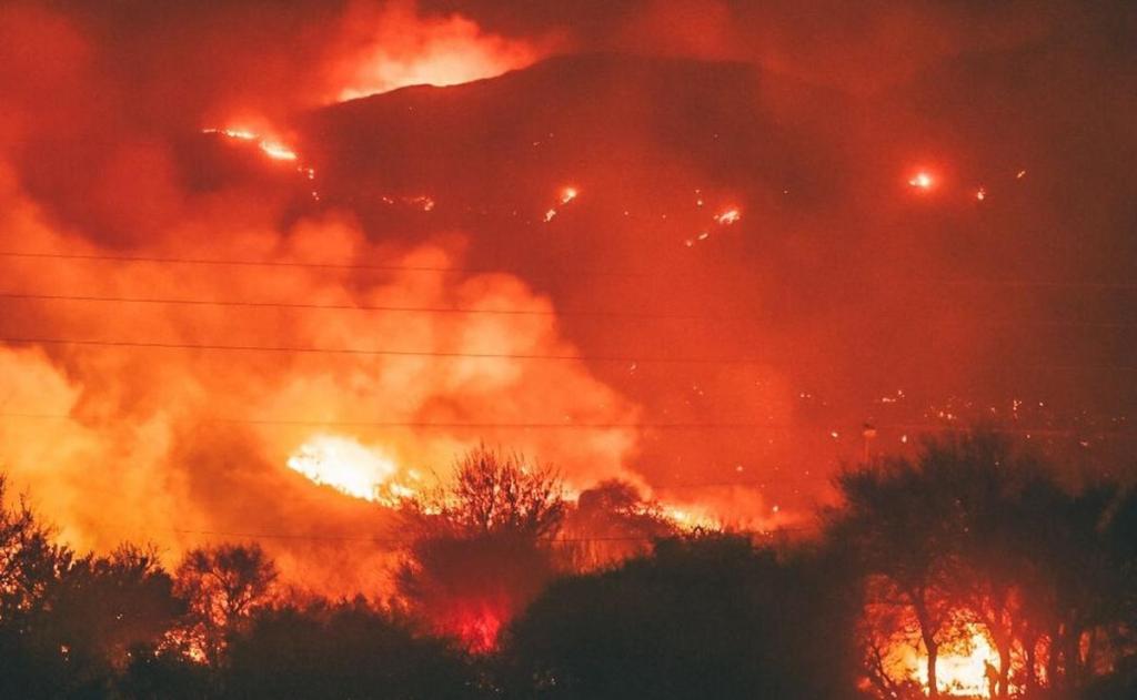 Sigue el combate del fuego en Capilla del Monte: casas quemadas y evacuados