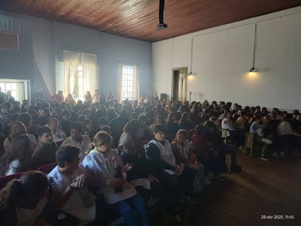 ALUMNOSDE PINCÉN E ITALO PARTICIPARON DE UNA CHARLA SOBRE BULLYING PROTAGONIZADA POR EL ACTOR Y COMUNICADOR AYRTON OVIEDO