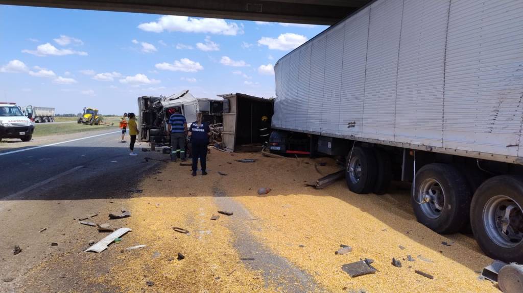 Accidente vial en Oncativo involucró a dos camiones y una máquina desmalezadora