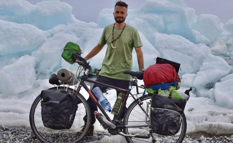 Murió Juani Betolli, el trotamundos cordobés que recorría África y Asia en bicicleta