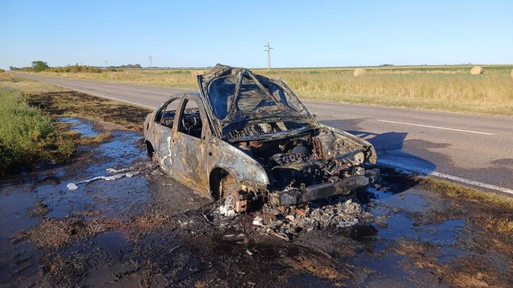 Un vehículo se prendió fuego por completo en ruta nacional 35