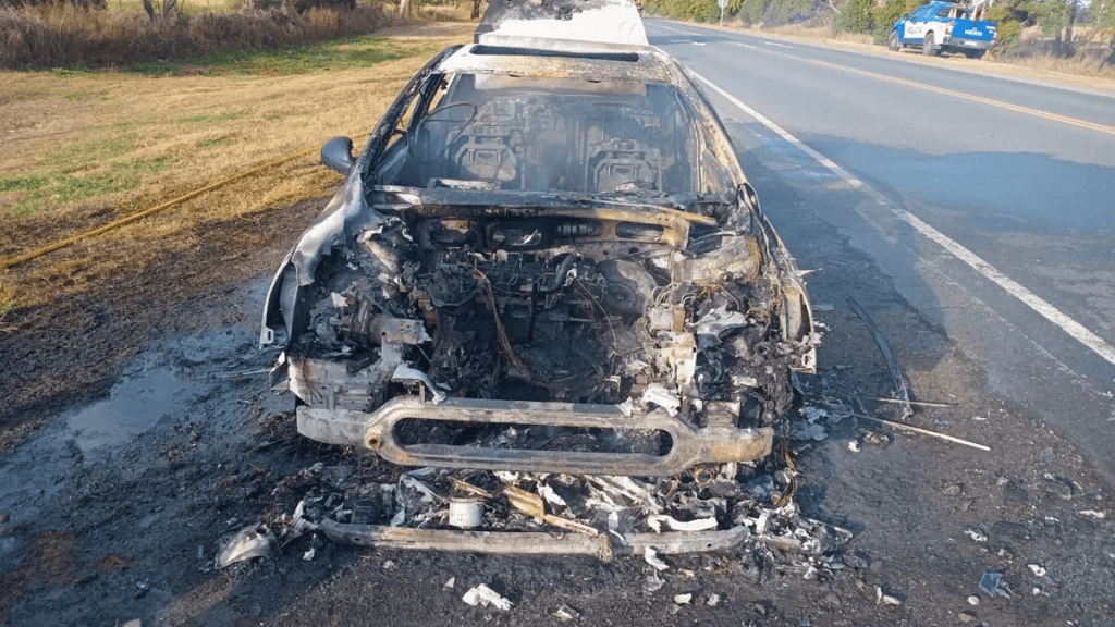 Impactantes imágenes: incendio total de un automóvil en Ruta Provincial 27