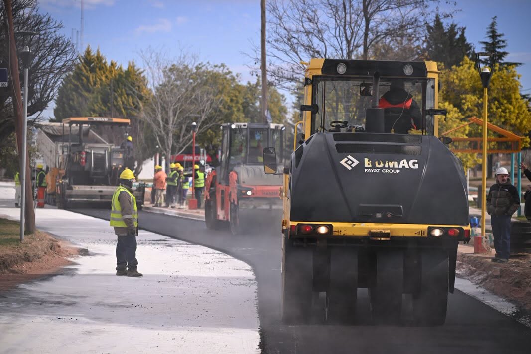 COMENZÓ EL ASFALTADO EN EL PRIMER TRAMO DE LA OBRA PLAN DE DESAGÜE PLUVIAL