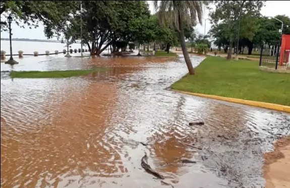 EVACUARON A 19 FAMILIAS EN SANTO TOMÉ POR LA CRECIDA DEL RÍO