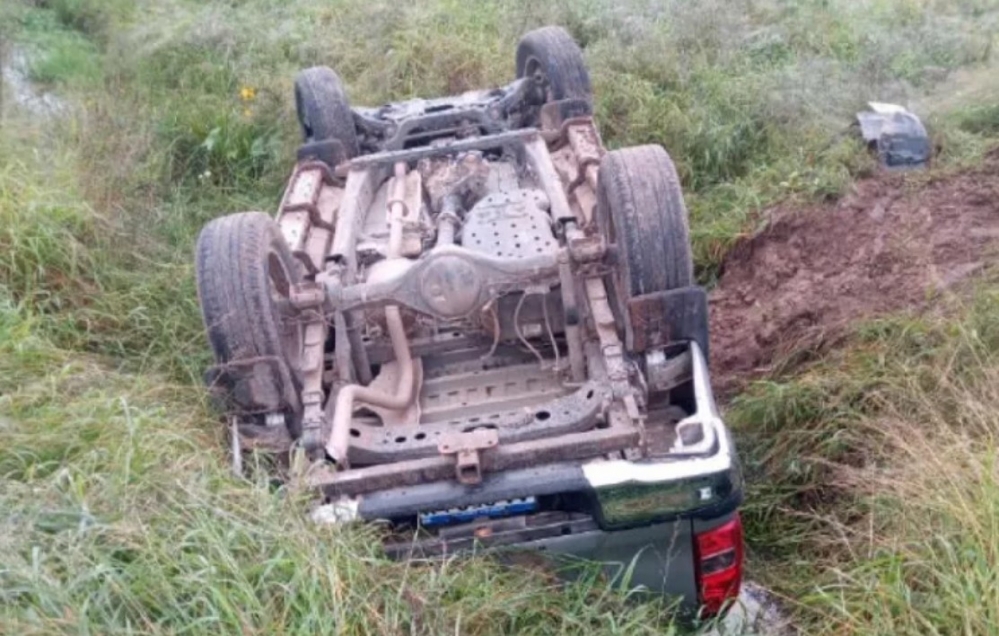 HOMBRE VUELCA SU CAMIONETA TRAS EVADIR CONTROL POLICIAL