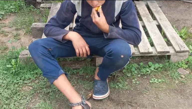 UN HOMBRE MANTENÍA ENCADENADO A SU HIJO DE 15 AÑOS
