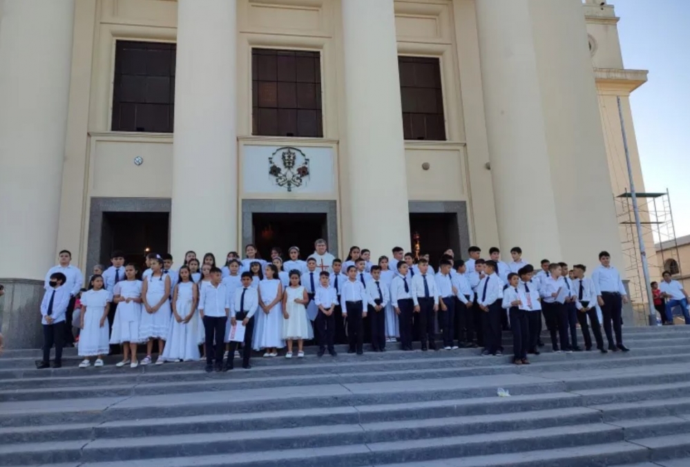 80 NIÑOS TOMARON LA PRIMERA COMUNIÓN EN LA BASÍLICA