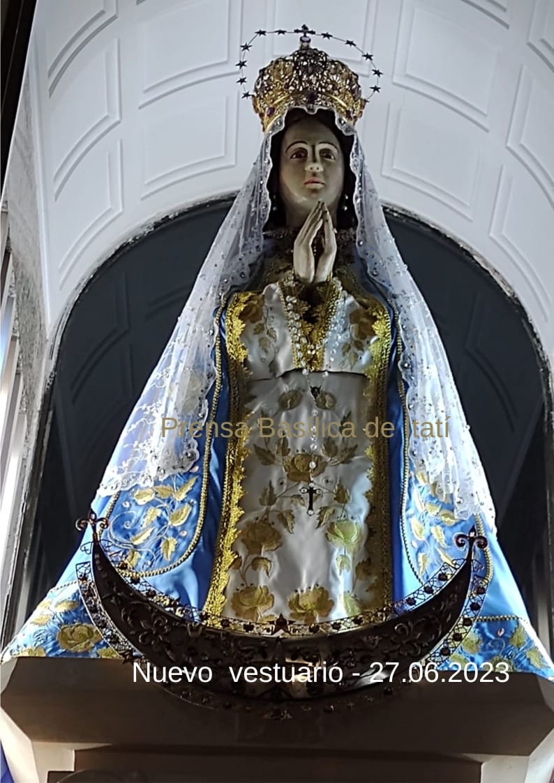 LA VIRGEN DE ITATÍ LUCE NUEVO VESTUARIO